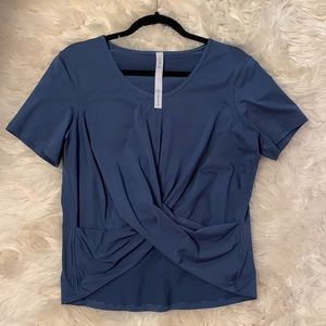 Lululemon Front Twist Cropped tee